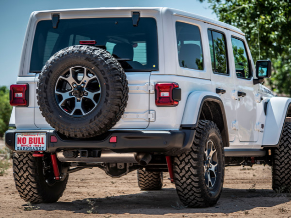 Jeep Cherokee XJ is standing on a road