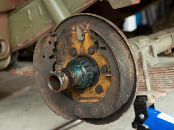 a drum power stop brake jeep disassembled in a garage