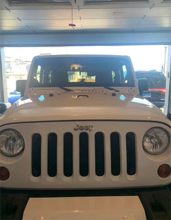 white jeep with Emblem 